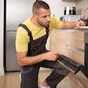 Estos son los peligros de guardar ollas y sartenes en el horno de la estufa