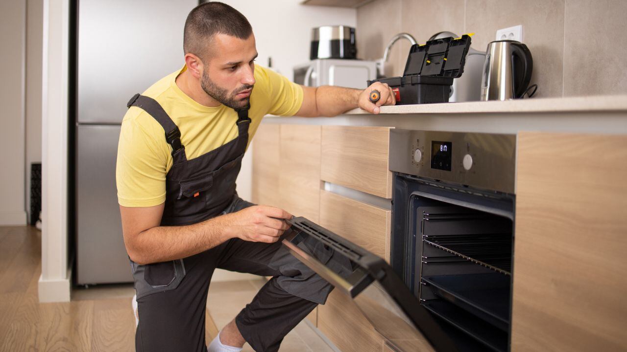 Estos son los peligros de guardar ollas y sartenes en el horno de la estufa