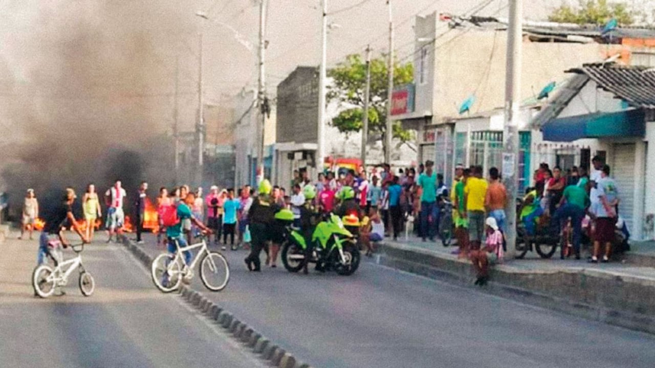 Los bloqueos de vías, quemas de llantas y ataques a las oficinas de la intervenida Electricaribe se han convertido en elementos del paisaje cotidiano en casi todas las ciudades y pequeños municipios de la región.