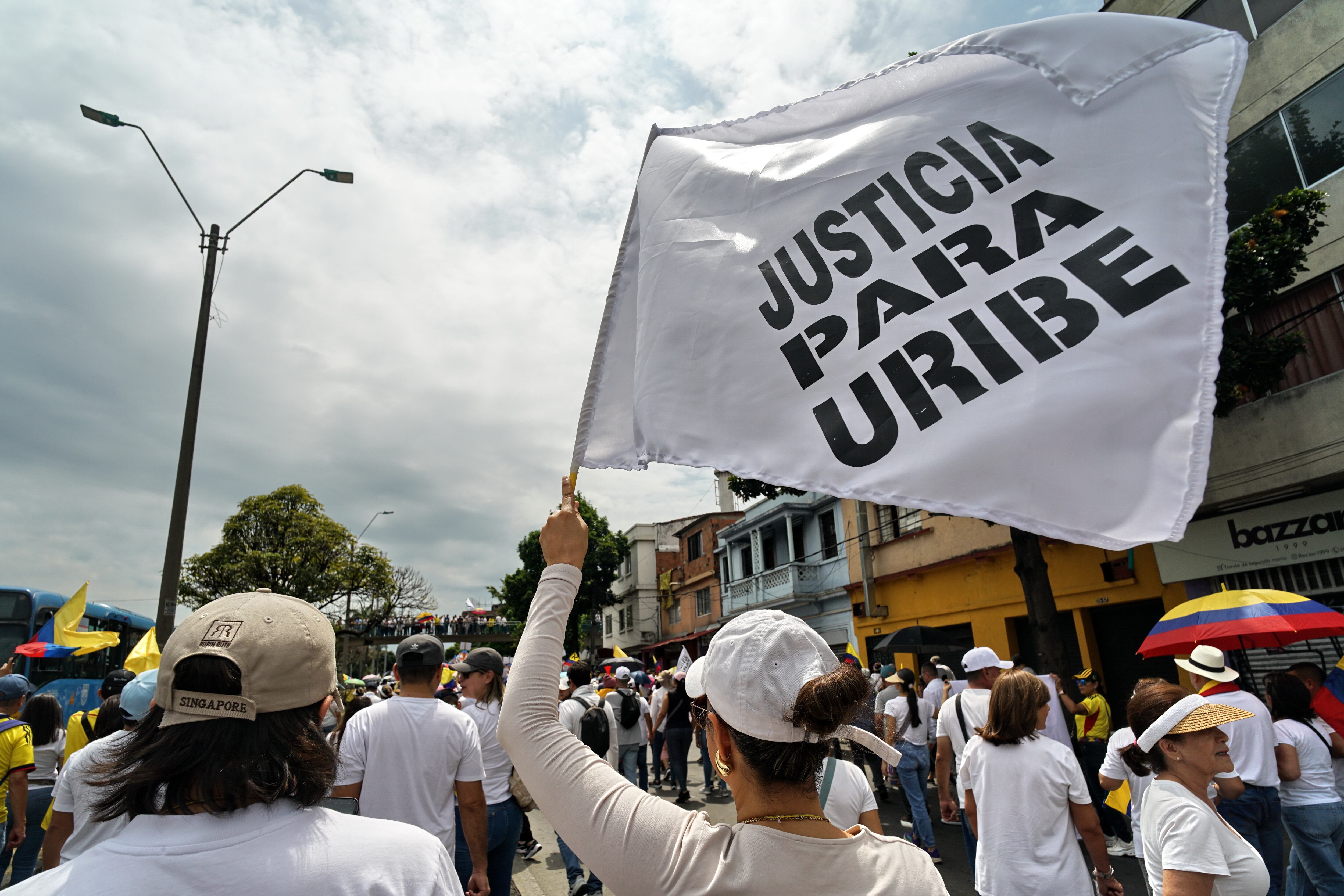 Marchas en apoyo al expresidente Álvaro Uribe en Cali. Foto Jorge Orozco