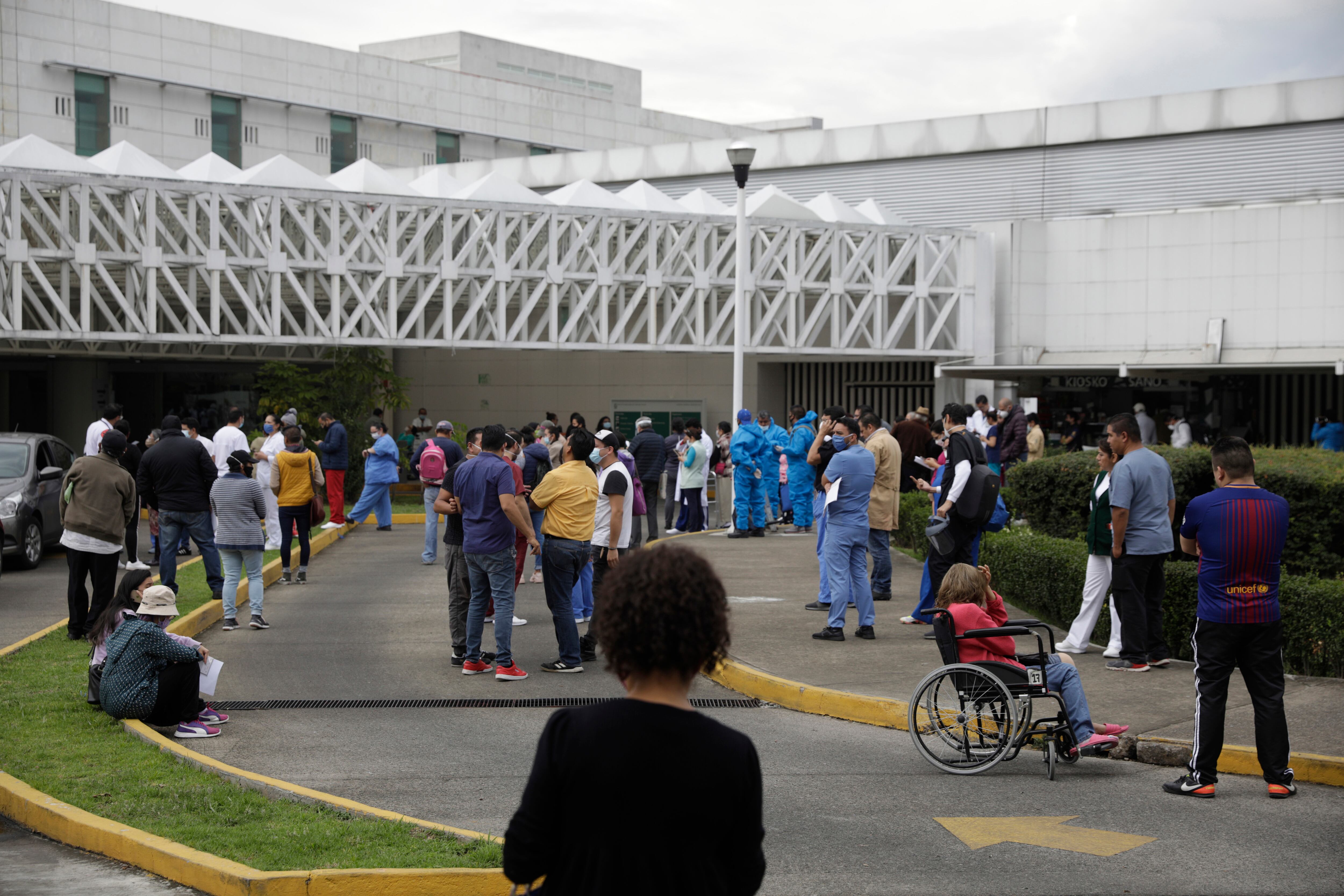 Personas en Oaxaca evacúan los edificios por un temblor de 7.0 que azotó la zona