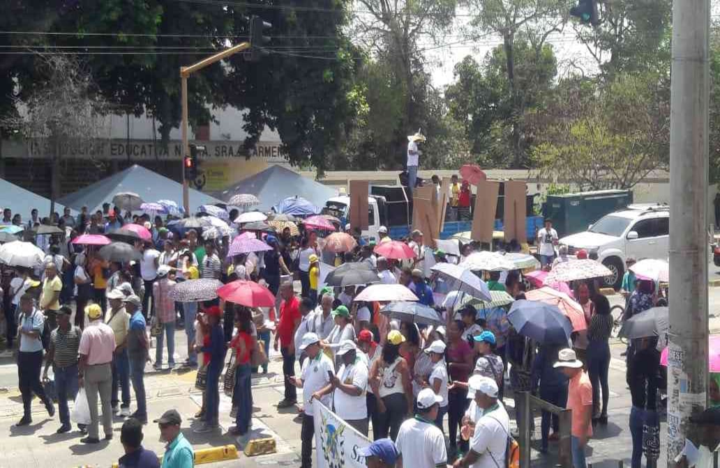 En Cartagena, bajo el sol, una relativa tranquilidad se vivió en la marcha del magisterio agremiado en el Sindicato Único de Educadores y Trabajadores de la Educación de Bolívar (Sudeb) junto con sindicatos del sector público y estudiantes. FOTO: Prensa Sudeb