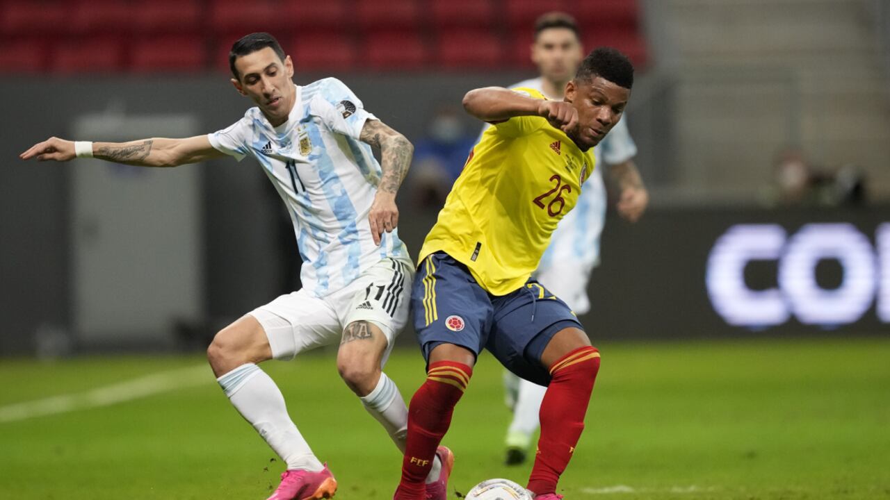 Frank Fabra en duelo con Ángel Di María