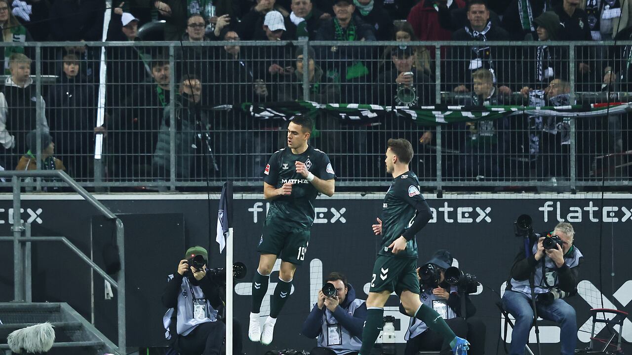 Rafael Santos Borre, del Werder Bremen (i), celebra tras marcar el primer gol de su equipo durante el partido de la Bundesliga entre el Borussia Mönchengladbach y el SV Werder Bremen disputado en el estadio Borussia Park el 15 de diciembre de 2023 en Moenchengladbach, Alemania.