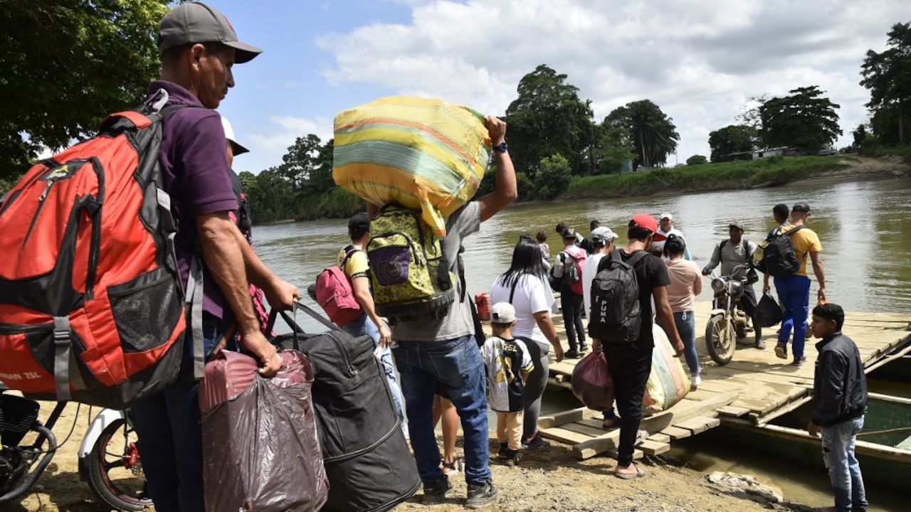 Personas desplazadas por recientes enfrentamientos entre grupos armados abordan canoas para cruzar el río Tarra, que divide a Colombia y Venezuela, en Tibú, departamento de Norte de Santander, Colombia, el 19 de enero de 2025. Un nuevo brote de violencia guerrillera en medio de un proceso de paz tambaleante en Colombia, plagada de conflictos, ha dejado más de 80 personas muertas en poco más de tres días, informaron funcionarios el domingo. El grupo armado Ejército de Liberación Nacional (ELN) lanzó el jueves pasado un asalto en la nororiental región del Catatumbo contra una formación rival compuesta por exmiembros de la extinta guerrilla de las FARC que siguió luchando luego de que ésta se desarmó en 2017. (Foto de Schneyder Mendoza /AFP)