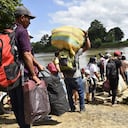 Personas desplazadas por recientes enfrentamientos entre grupos armados abordan canoas para cruzar el río Tarra, que divide a Colombia y Venezuela, en Tibú, departamento de Norte de Santander, Colombia, el 19 de enero de 2025. Un nuevo brote de violencia guerrillera en medio de un proceso de paz tambaleante en Colombia, plagada de conflictos, ha dejado más de 80 personas muertas en poco más de tres días, informaron funcionarios el domingo. El grupo armado Ejército de Liberación Nacional (ELN) lanzó el jueves pasado un asalto en la nororiental región del Catatumbo contra una formación rival compuesta por exmiembros de la extinta guerrilla de las FARC que siguió luchando luego de que ésta se desarmó en 2017. (Foto de Schneyder Mendoza /AFP)