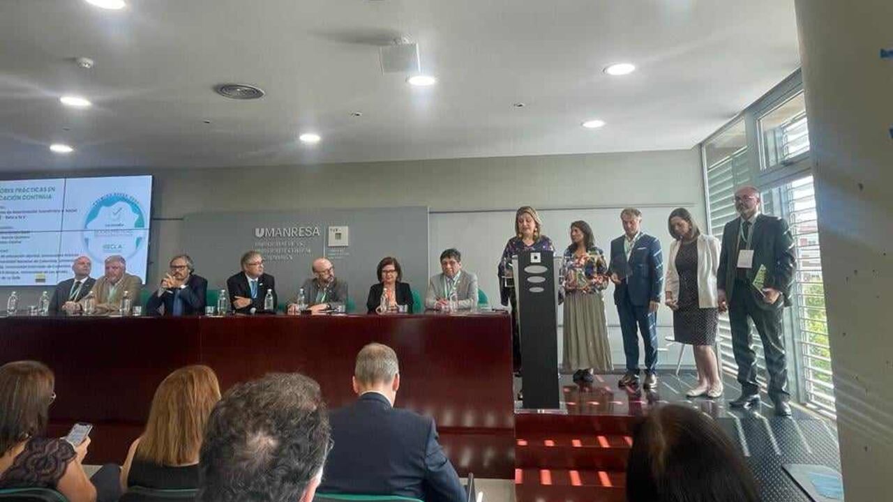 Secretaria Edna Bonilla recibiendo el premio.