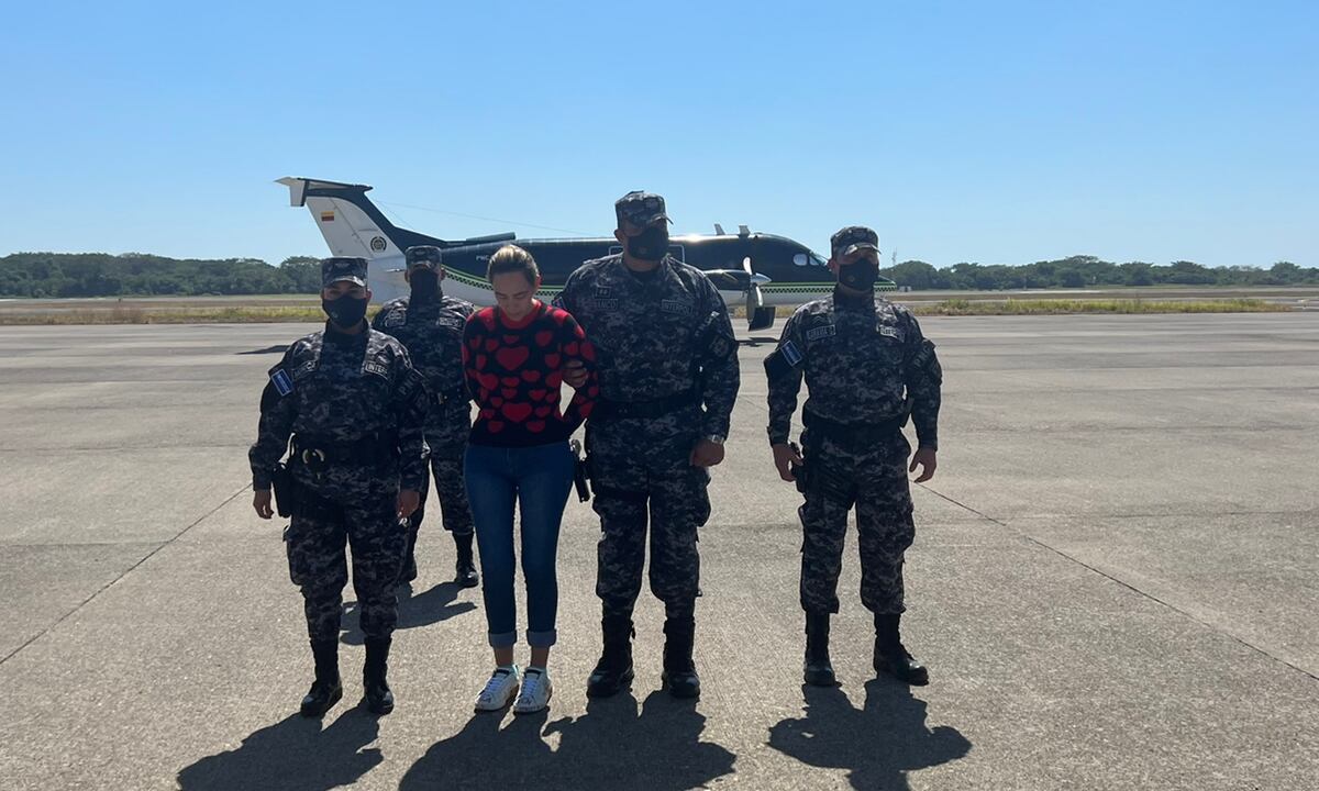 La mujer voló a Colombia en un avión de la Policía Nacional tras ser entregada a las autoridades colombianas. La mujer fue capturada en San Salvador el pasado 18 de enero de 2023.