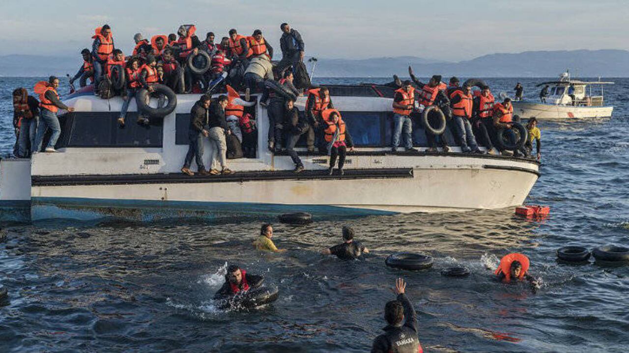 Refugiados sirios e iraquíes tratan de desembarcar en las aguas costeras de Grecia en 2015. Via WikiCommons.