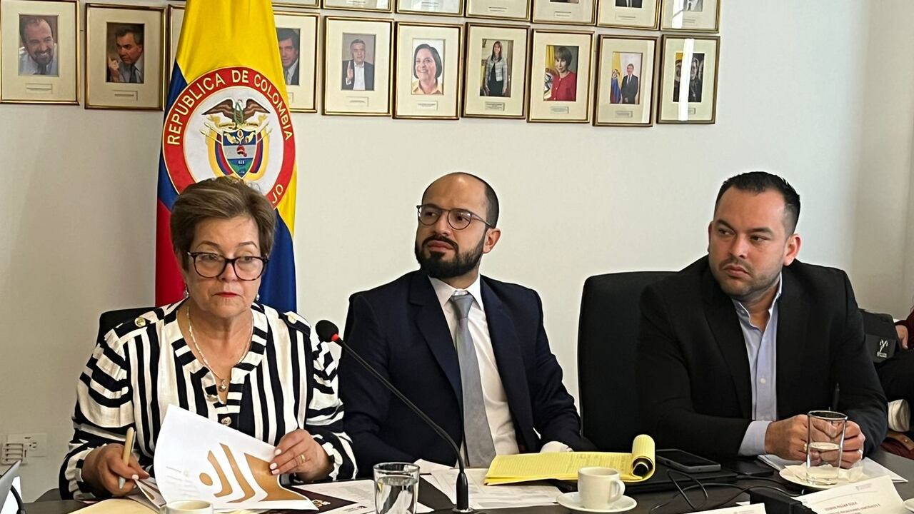 Gloria Inés Ramírez, ministra de Trabajo, en la mesa de negociación del salario mínimo de 2024.