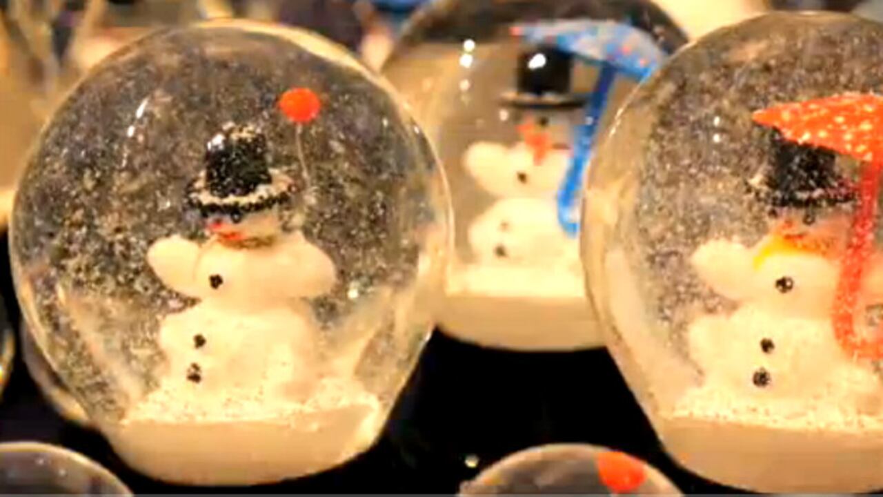 Los globos -o bolas- de nieve fueron inventados por accidente en 1900. Hoy son una tradición navideña.