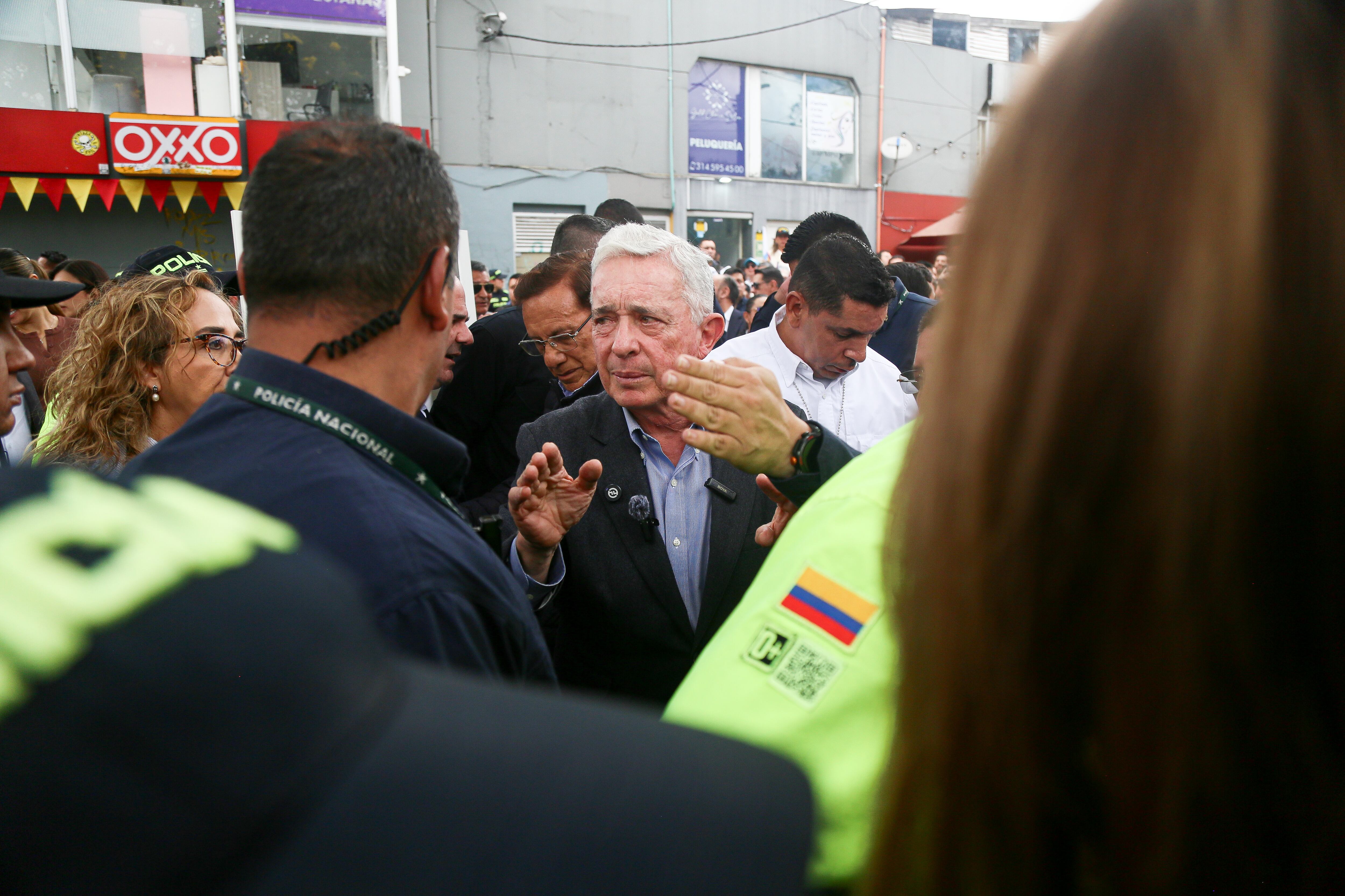El expresidente Álvaro Uribe Vélez, acompañado del partido Centro Democrático, visitó el lugar en el que el Senador Miguel Uribe Turbay sufrió el atentado que ocasionó su muerte.