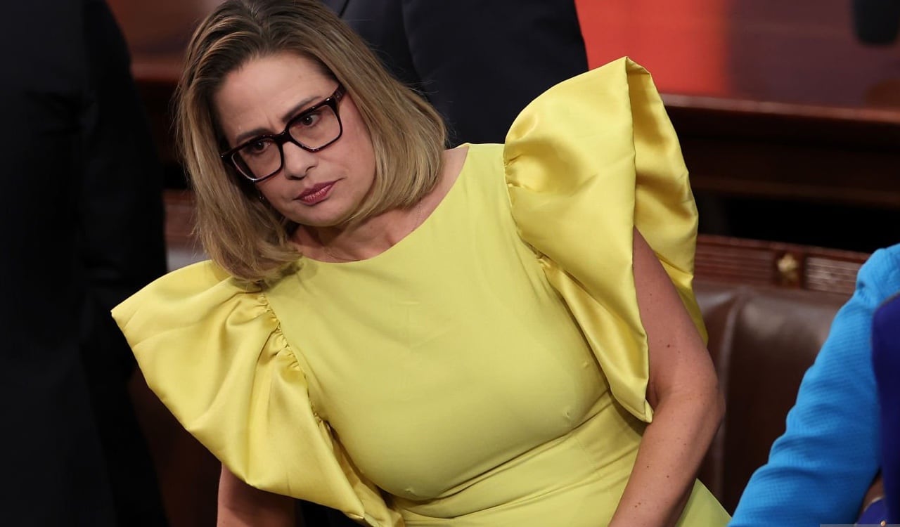 Kyrsten Sinema muy cómoda luciendo su vestido amarillo que atrajo las miradas de sus colegas y ciudadanos estadounidenses