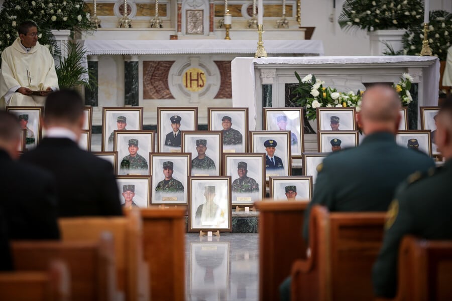 Medicina Legal identifica a los 69 uniformados víctimas del accidente aéreo en Puerto Leguízamo, Putumayo.