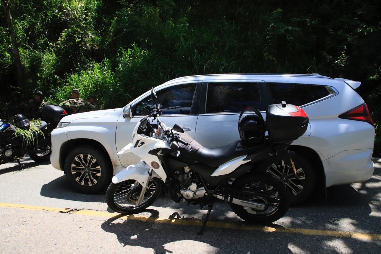 Caravana de camionetas que transporta a disidentes de las Farc en Antioquia