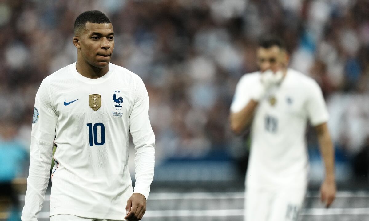 France's Kylian Mbappe, left, leaves the field after half time of the UEFA Nations League soccer match between France and Croatia at the Stade de France in Saint Denis near Paris, Monday, June 13, 2022. (AP/Thibault Camus)