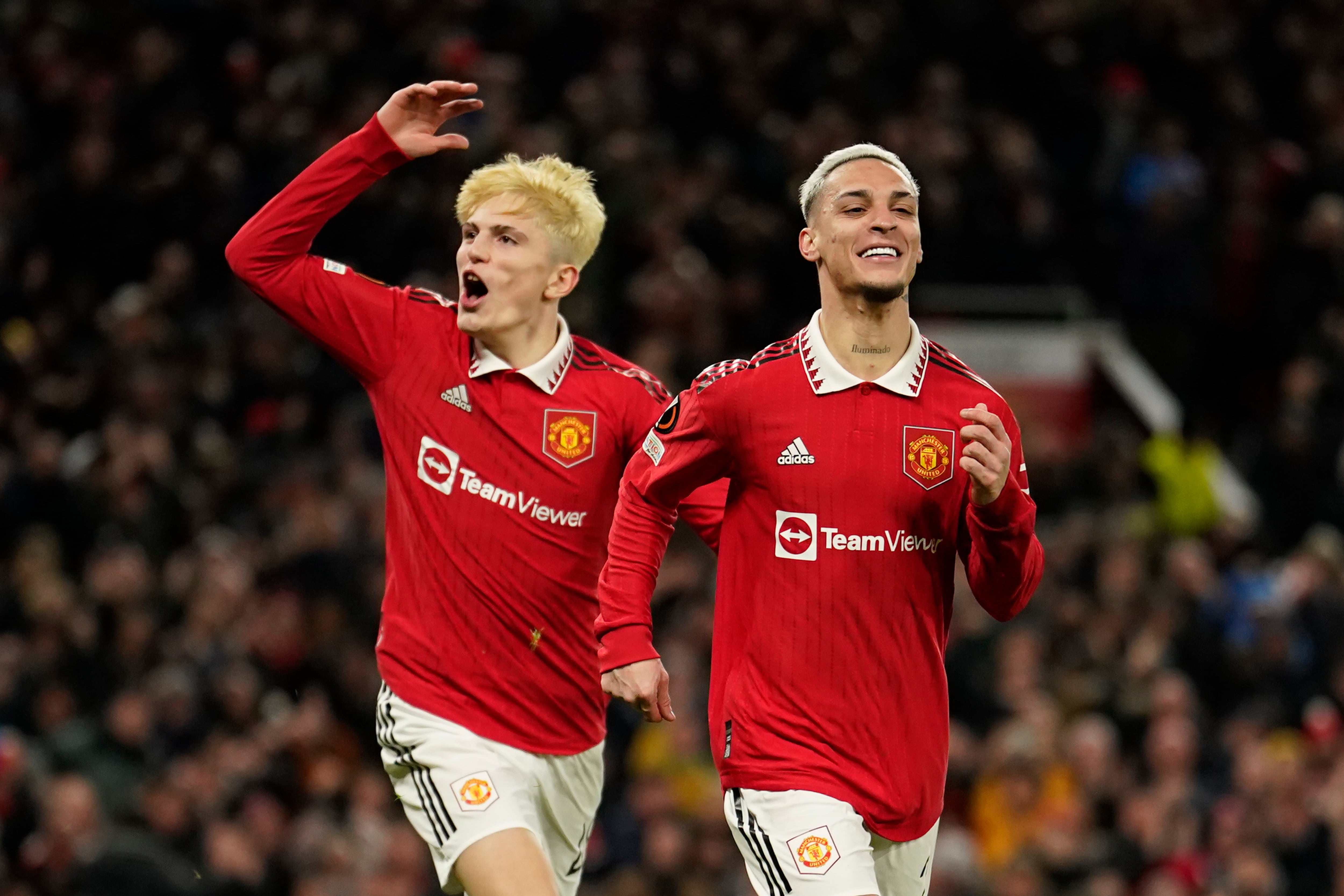 Antony (derecha) celebra junto a Alejandro Garnacho tras anotar el segundo gol del Manchester United en el partido contra el Barcelona por la Liga Europa, el jueves 23 de febrero de 2023. (AP Foto/Dave Thompson)