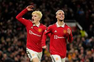 Antony (derecha) celebra junto a Alejandro Garnacho tras anotar el segundo gol del Manchester United en el partido contra el Barcelona por la Liga Europa, el jueves 23 de febrero de 2023. (AP Foto/Dave Thompson)