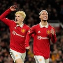 Antony (derecha) celebra junto a Alejandro Garnacho tras anotar el segundo gol del Manchester United en el partido contra el Barcelona por la Liga Europa, el jueves 23 de febrero de 2023. (AP Foto/Dave Thompson)