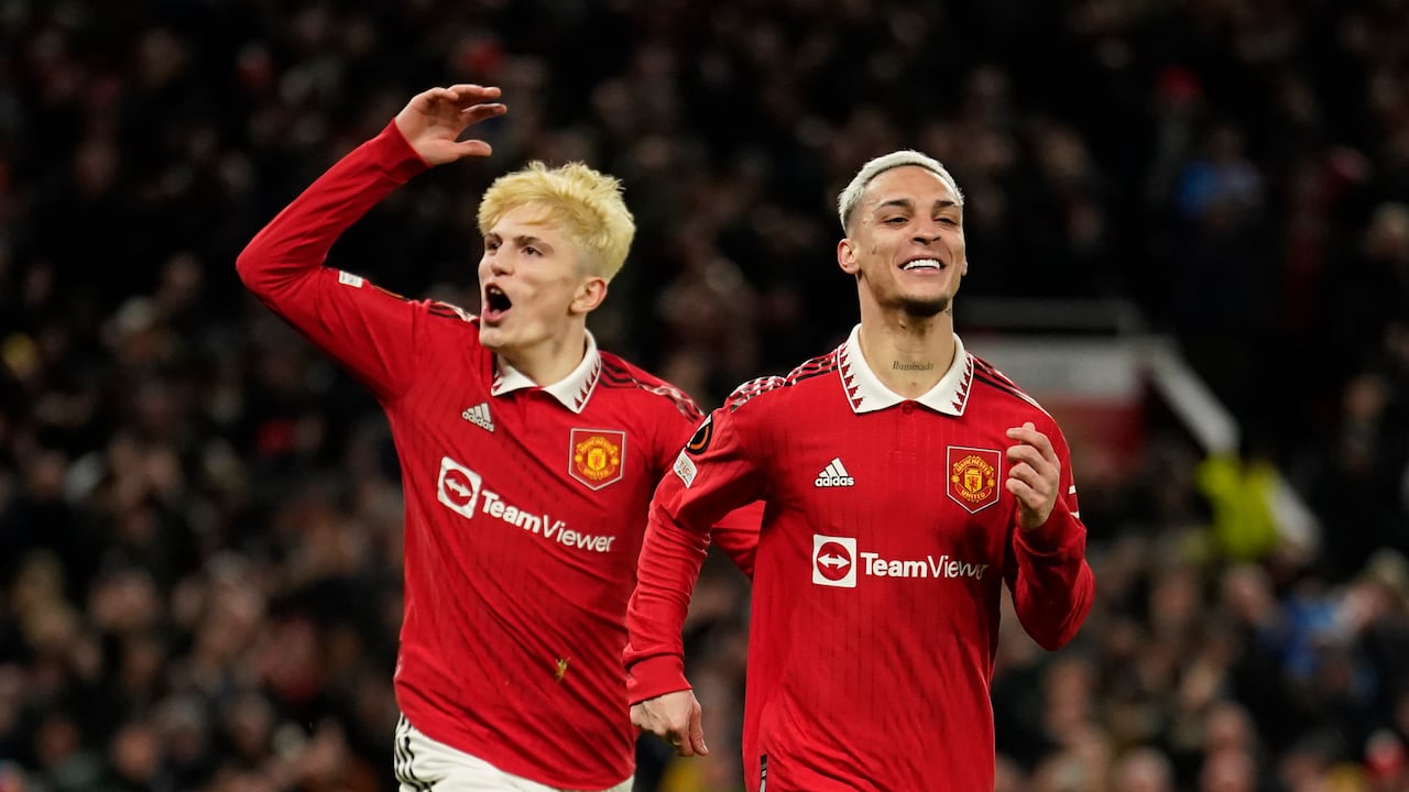 Imagen de archivo. Antony (derecha) celebra junto a Alejandro Garnacho tras anotar un gol con el Manchester United. (AP Foto/Dave Thompson)