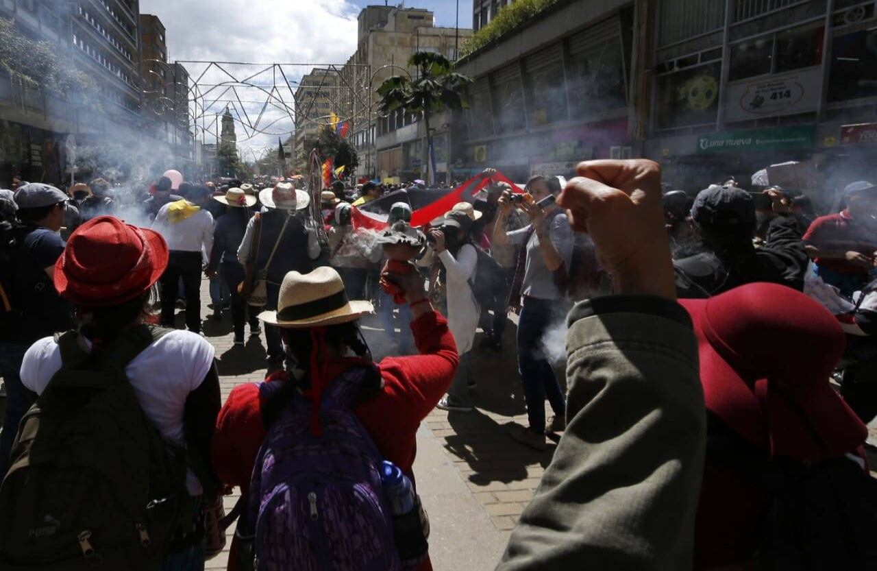 Cientos de personas se unieron a los miembros de la guardia indígena en su recorrido hacia la plaza para manifestar su apoyo. Foto: Guillermo Torres