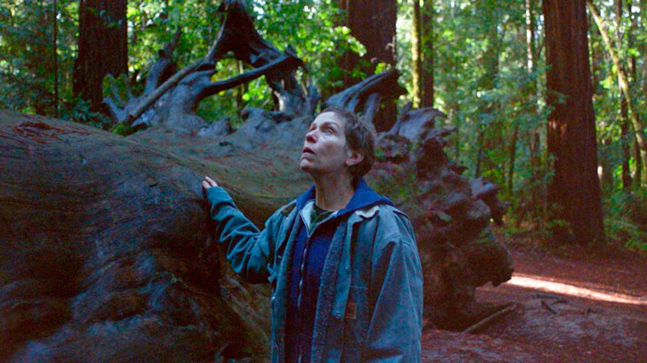 Frances McDormand en una escena de 'Nomadland', cinta con siete nominaciones en esta premiación.