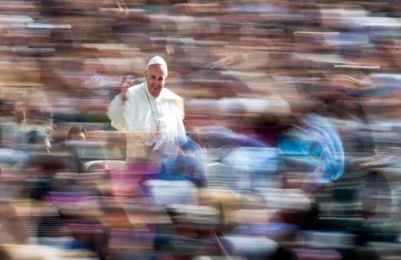 El papa Francisco saluda a una multitud a su llegada a la plaza de San Pedro, en El Vaticano.