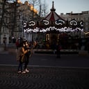 Las personas se toman una selfie juntas en una calle principal antes de que se aplique el toque de queda para evitar la propagación del coronavirus en Marsella, sur de Francia, el jueves 14 de enero de 2021. El asesor científico del gobierno de Francia expresó su gran preocupación por la variante del virus que está circulando. ampliamente en el Reino Unido y ahora se está extendiendo en Francia. Foto AP / Daniel Cole