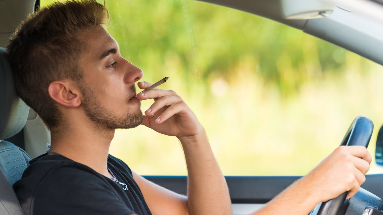 Los conductores de vehículos son los que más fuman mientras manejan, seguidos de los motociclistas.