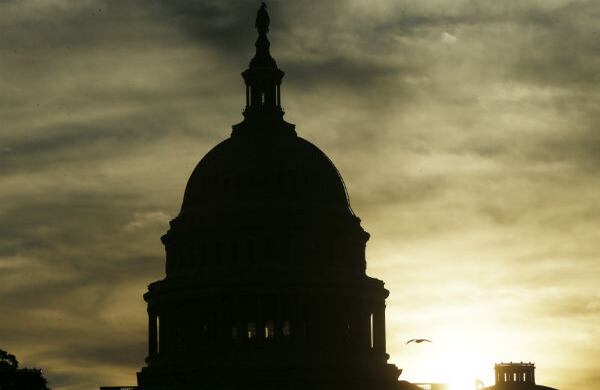 El sol sobresale en el capitolio de los EE.UU., donde el senador Ted Cruz amaneció hablando por más de 16 horas para demorar la votación de la ley de salud Obamacare. (AP)