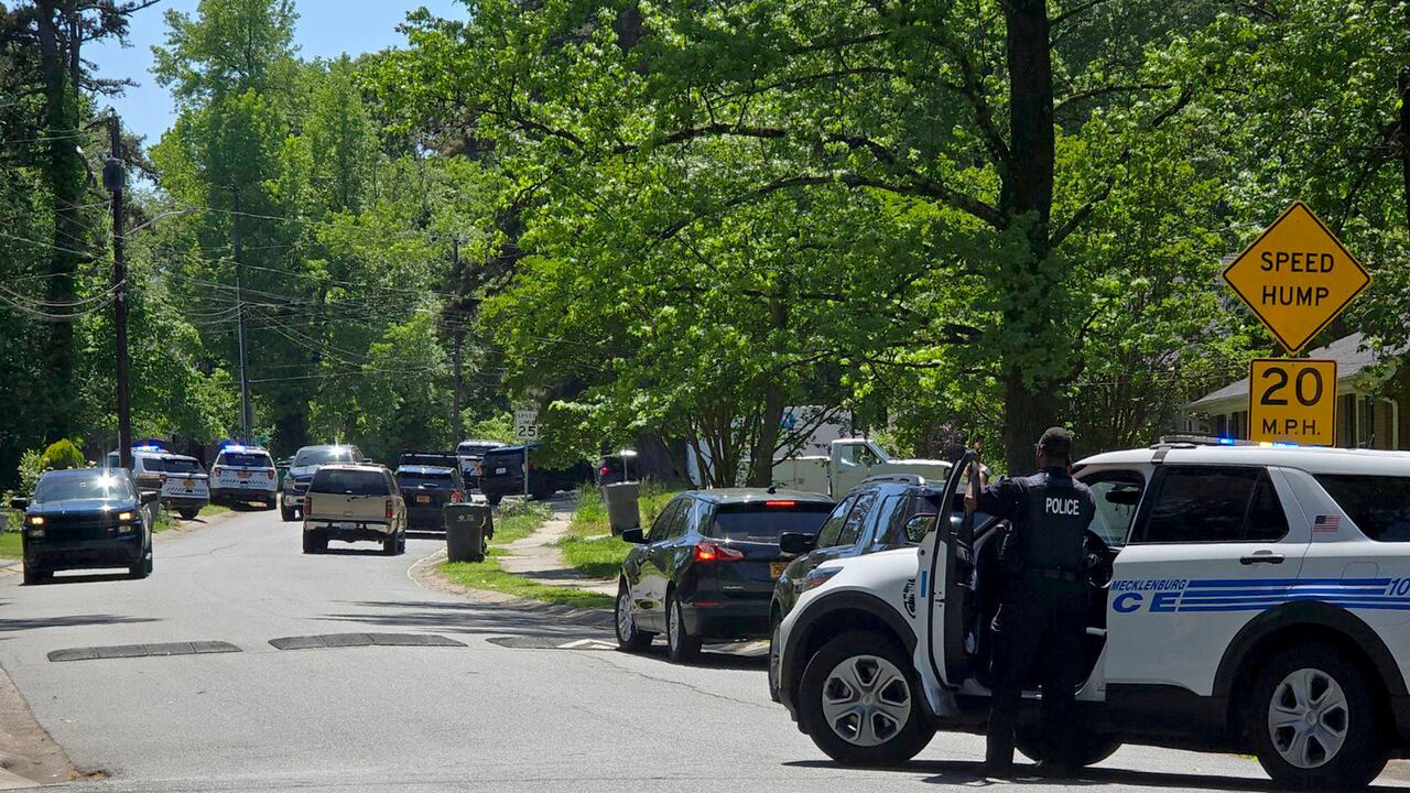 Varios agentes del orden recibieron disparos el lunes 29 de abril de 2024 en el este de Charlotte, Carolina del Norte, dijo el Departamento de Policía de Charlotte Mecklenburg. Los agentes del Grupo de Trabajo de Alguaciles de EE. UU. estaban realizando una investigación en un vecindario suburbano cuando fueron atacados