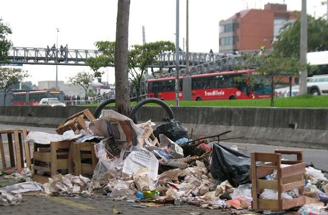 Aspecto de la autopista Norte en la mañana del martes 18 de diciembre de 2012, primer día del esquema de aseo propuesto y ejecutado por el alcalde de Bogotá Gustavo Petro.