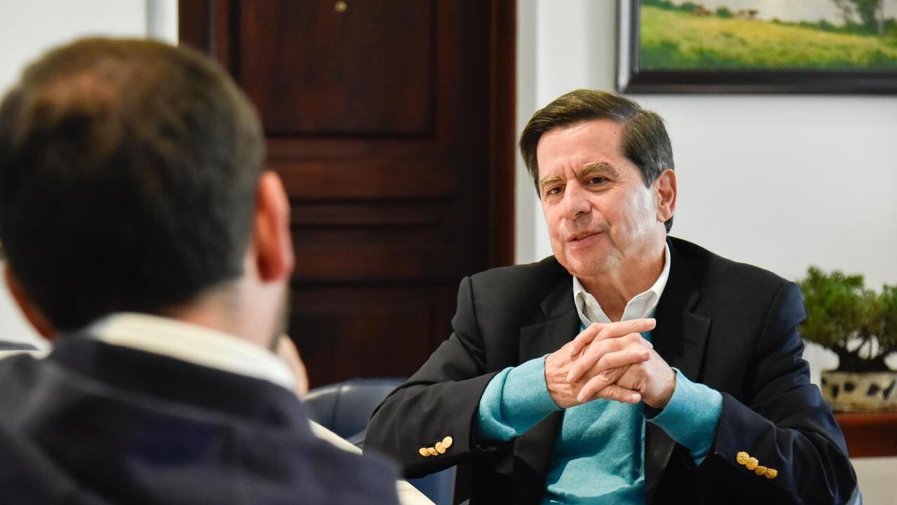 Juan Fernando Cristo, ministro del Interior, acompañado del alcalde de Bogotá, Carlos Fernando Galán.