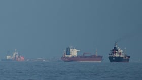 Petroleros y cargueros se alinean en el estrecho de Ormuz vistos desde Khor Fakkan, Emiratos Árabes Unidos. Imagen de referencia.