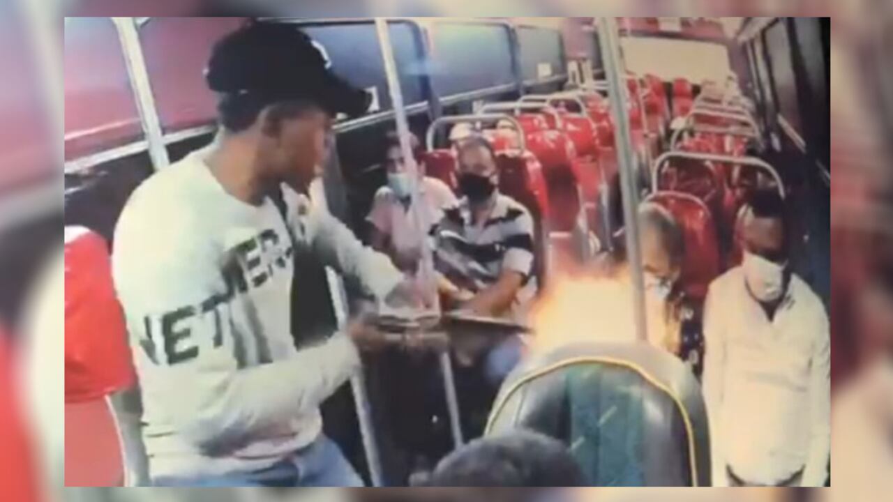 Indignación por muerte de hombre tras atraco en bus de Barranquilla.