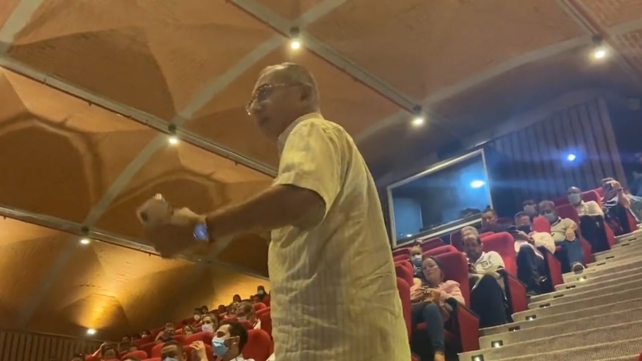 En redes sociales, los cibernautas compartieron un video en donde se observa a un hombre manifestando sus inquietudes al alcalde Pumarejo.