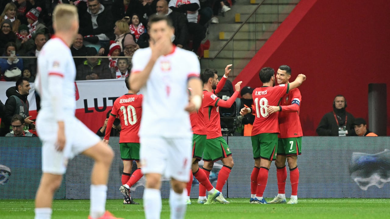 El delantero portugués #07 Cristiano Ronaldo (d) celebra con sus compañeros el gol del 0-2 durante la UEFA Nations League