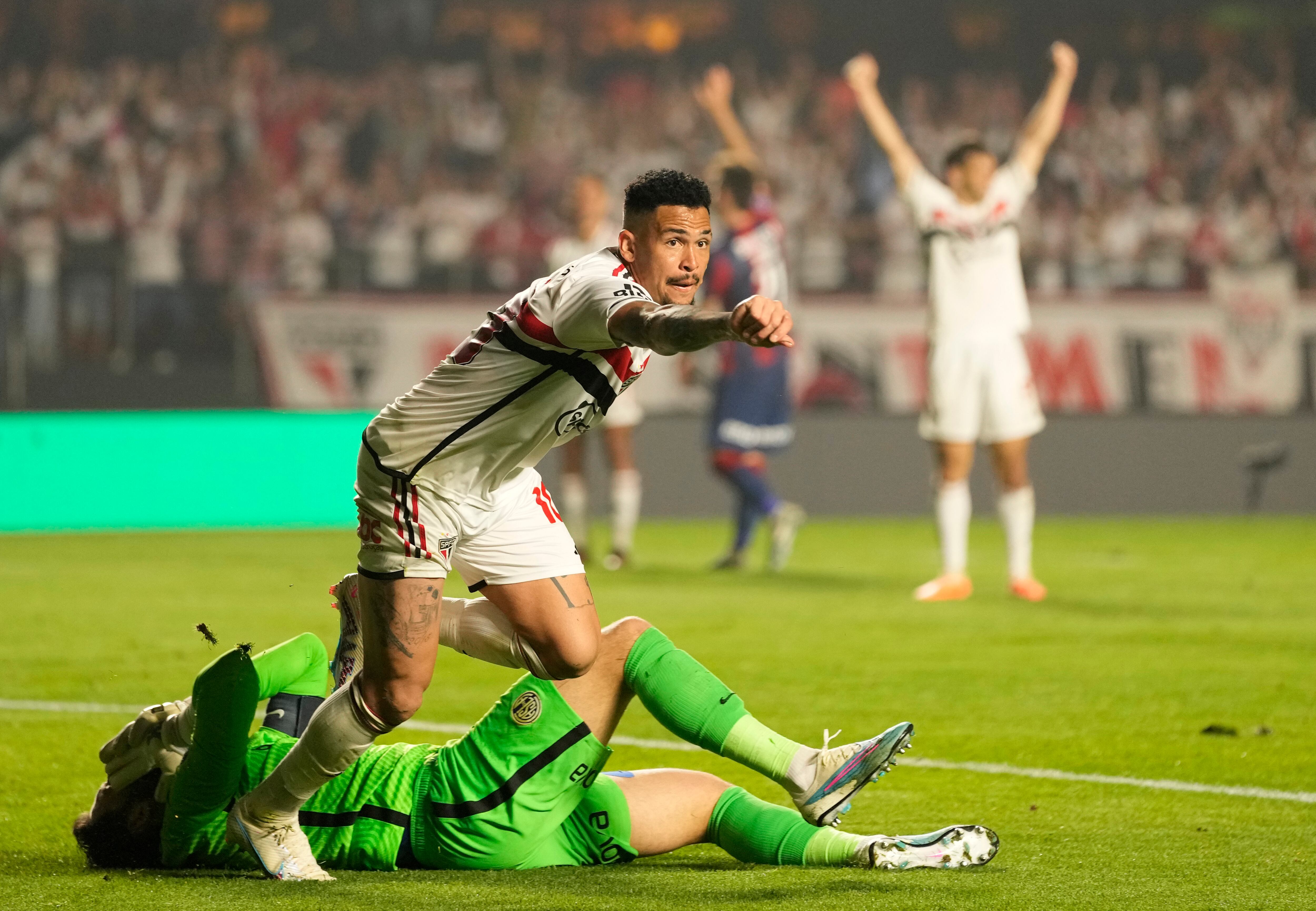 Luciano celebrando el segundo gol ante San Lorenzo.