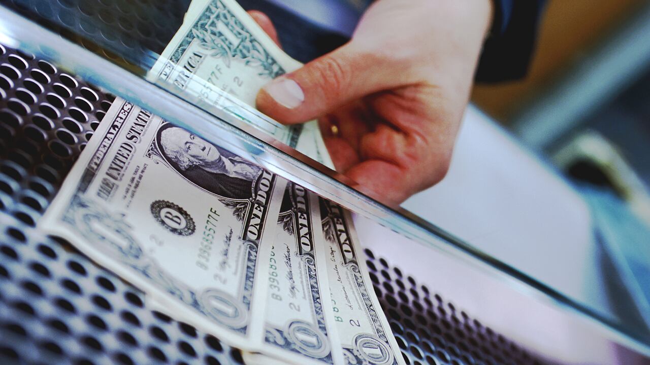 MANO CON TRES DÓLARES AMERICANOS dólar dolar