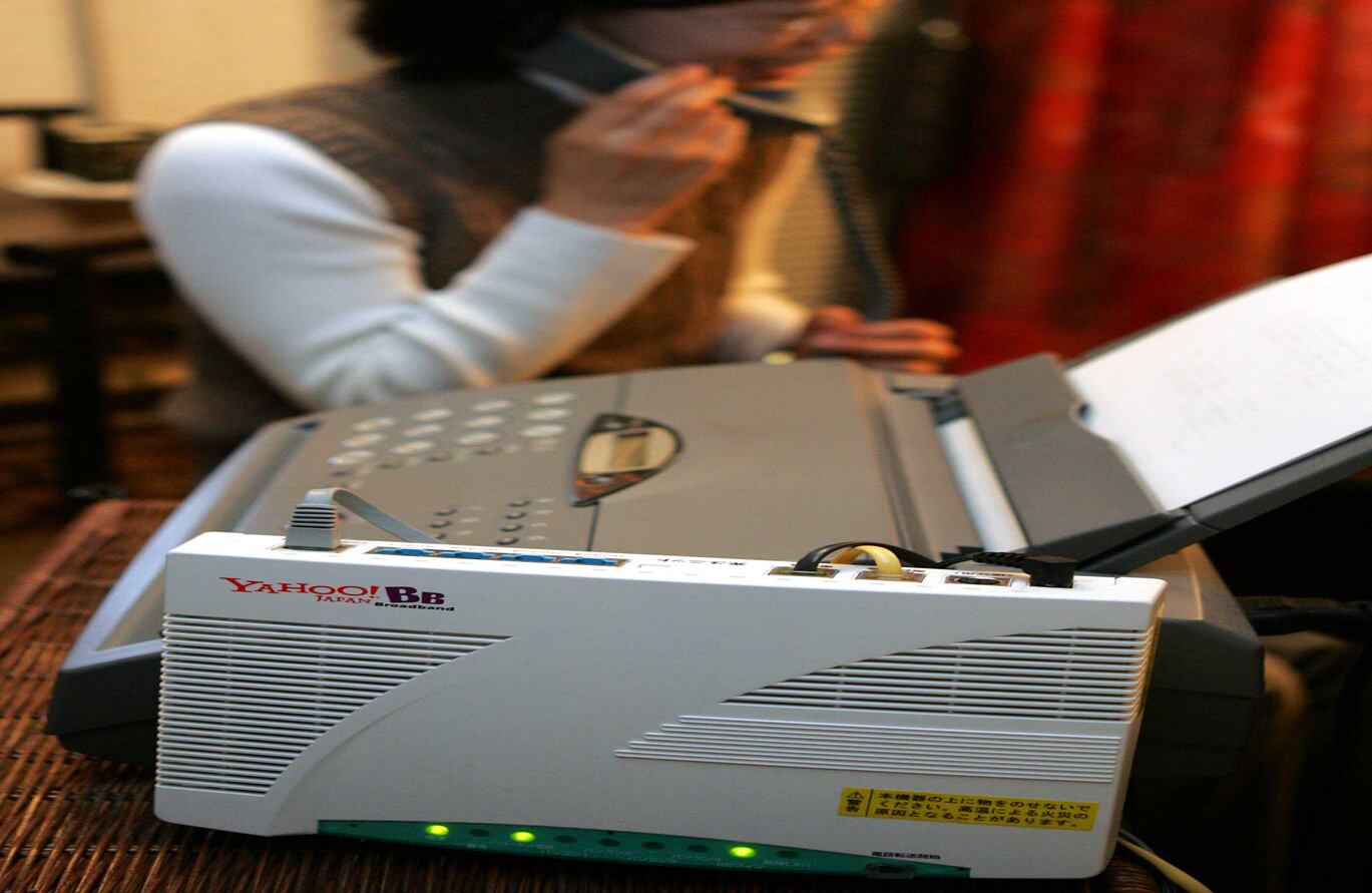 10. El módem de discado. Antes del wifi y de la conexión a internet por fibra óptica la gente debía marcar un número para conectarse a internet. Cuando esto se lograba, un sonido extraño, como si el computador estuviera haciendo contacto con extraterrestres, retumbaba en el lugar. Esta conexión no solo era lenta sino costosa y ocupaba la línea de teléfono fijo. Todo esto se resolvió y hoy el acceso a internet es imperceptible para los usuarios, aunque aún el módem se utiliza en zonas rurales del mundo.