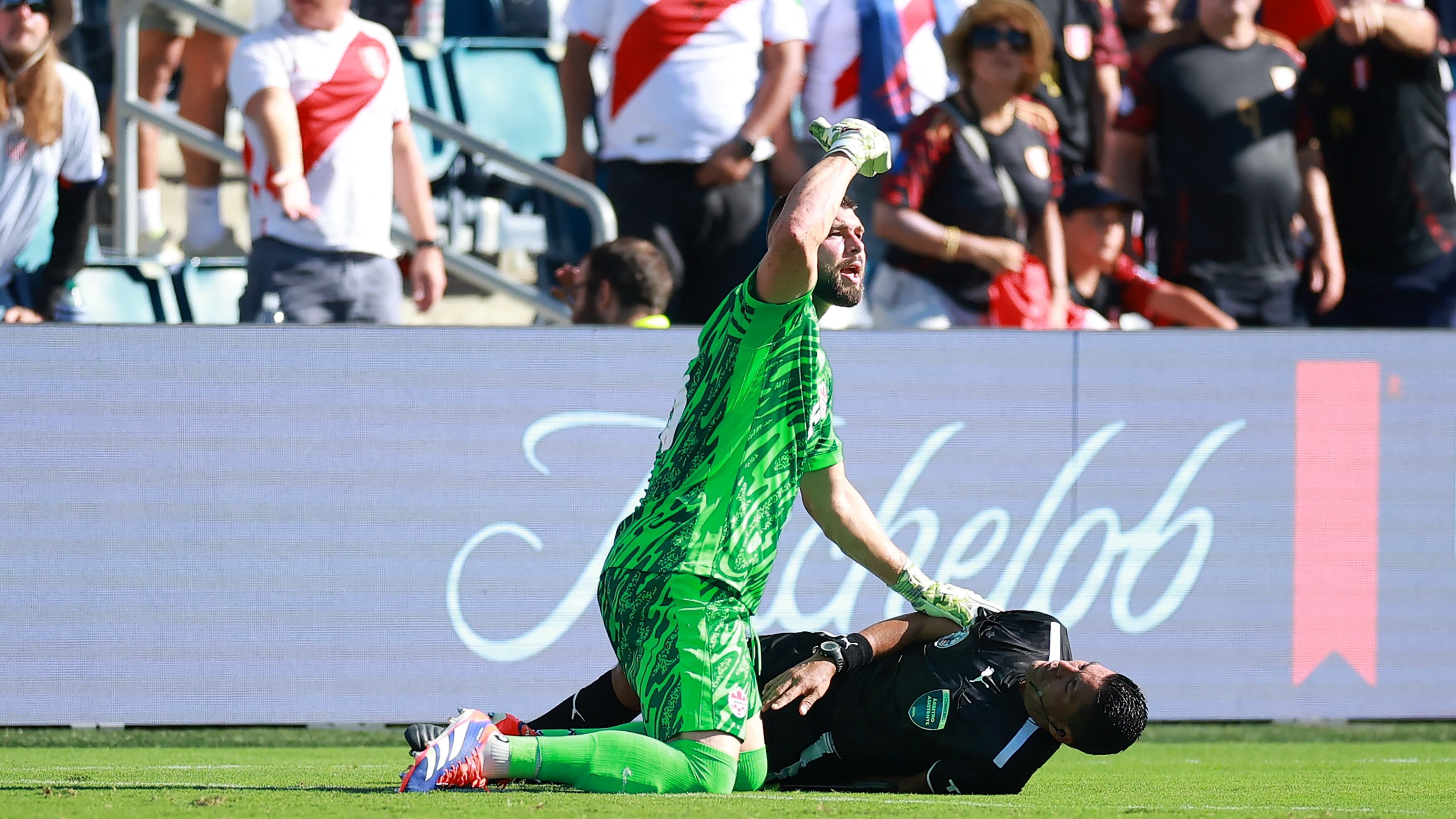 El árbitro asistente Humberto Panjoj se desplomó en el partido Perú vs Canadá por Copa América.
