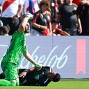 KANSAS CITY, KANSAS - JUNE 25: Maxime Crepeau of Canada asks for medical assistant for assistant referee Humberto Panjoj during the CONMEBOL Copa America 2024 between Peru and Canada at Children's Mercy Park on June 25, 2024 in Kansas City, Kansas. Hector Vivas/Getty Images/AFP (Photo by Hector Vivas / GETTY IMAGES NORTH AMERICA / Getty Images via AFP)