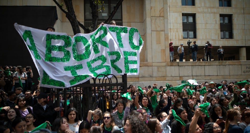 Mujeres, con pancartas y pañoletas verdes, exigen que se les reconozcan sus derechos a la salud sexual y reproductiva a través de la despenalización del aborto.