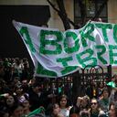 Mujeres, con pancartas y pañoletas verdes, exigen que se les reconozcan sus derechos a la salud sexual y reproductiva a través de la despenalización del aborto.