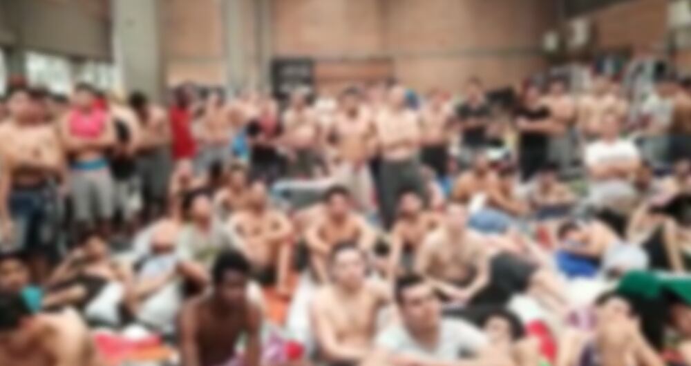 Hacinamiento en estación de la Policía Nacional en Medellín.