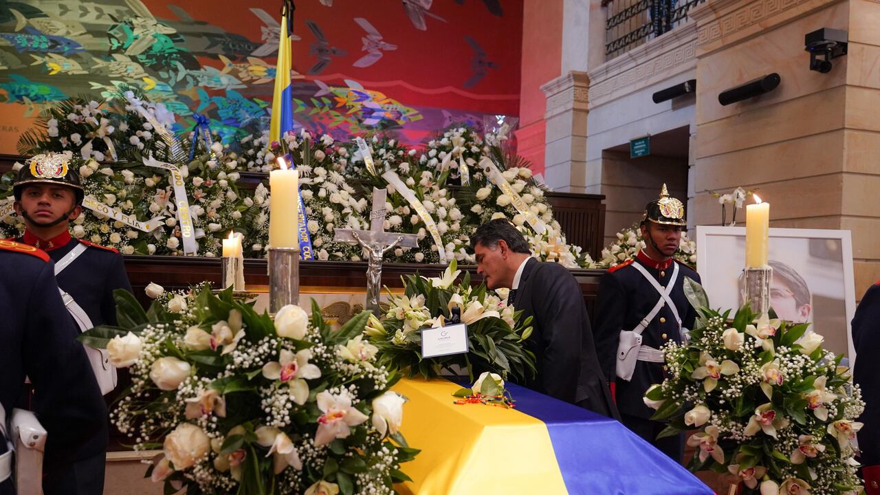 El procurador Gregorio Eljach en la cámara ardiente de Miguel Uribe Turbay.