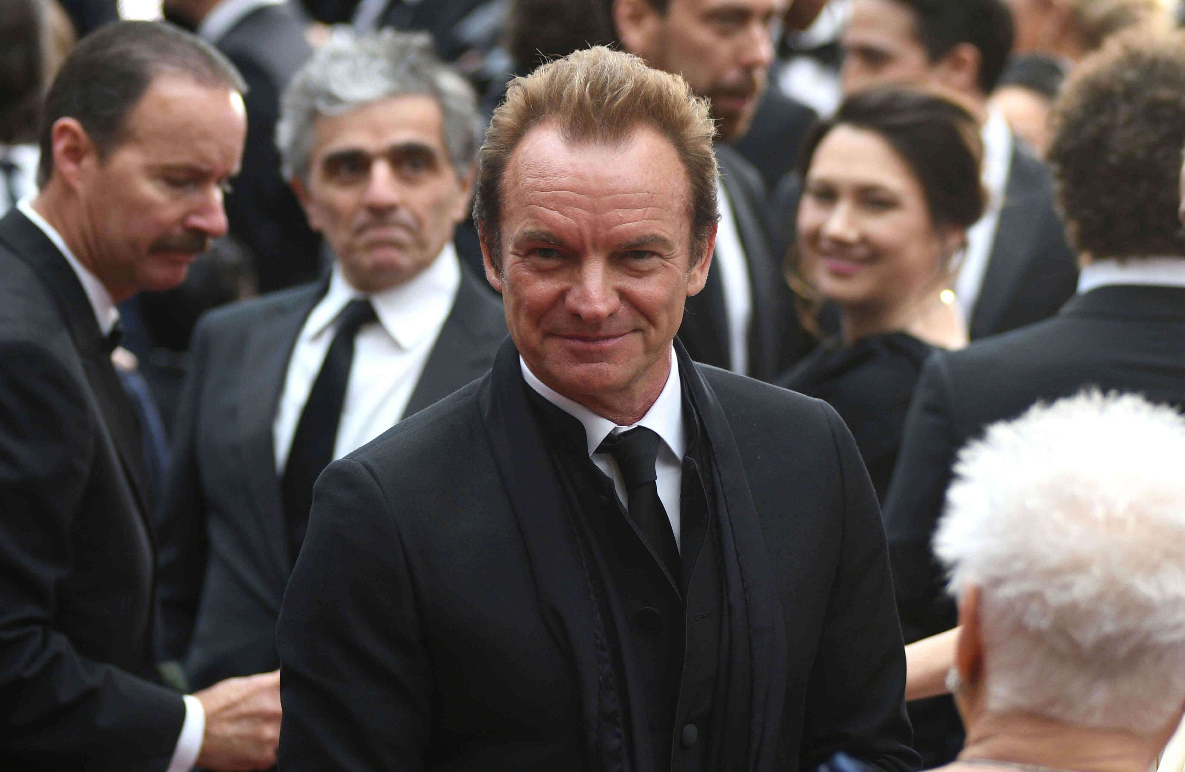 Sting vistió un Brioni, el exvocalista de The Police interpretó The empty chair composició comparte con J. Ralph y que estuvo nominada a mejor canción original (Photo by Al Powers/Invision/AP)