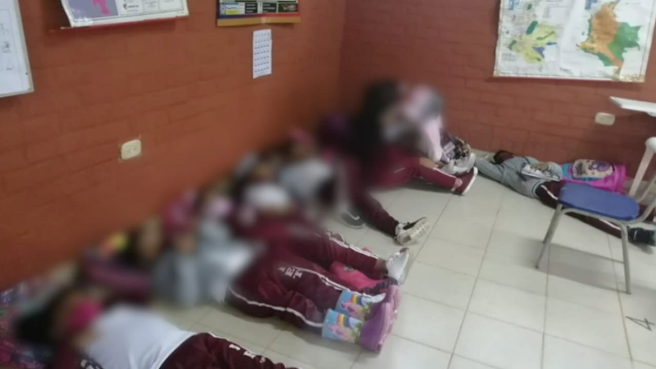 Los menores se refugiaron en el salón de clases.
