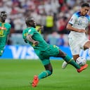 Jude Bellingham de Inglaterra, a la derecha, desafía a Kalidou Koulibaly de Senegal durante el partido de fútbol de octavos de final de la Copa Mundial entre Inglaterra y Senegal, en el estadio Al Bayt en Al Khor, Qatar, el domingo 4 de diciembre de 2022.