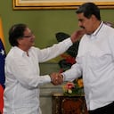 El presidente colombiano Gustavo Petro, centro, estrecha su mano con el presidente venezolano Nicolás Maduro en el Palacio Presidencial Miraflores en Caracas, Venezuela, el sábado 18 de noviembre de 2023. (AP Foto/Ariana Cubillos)